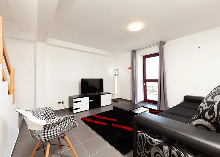 Melo\'S Place